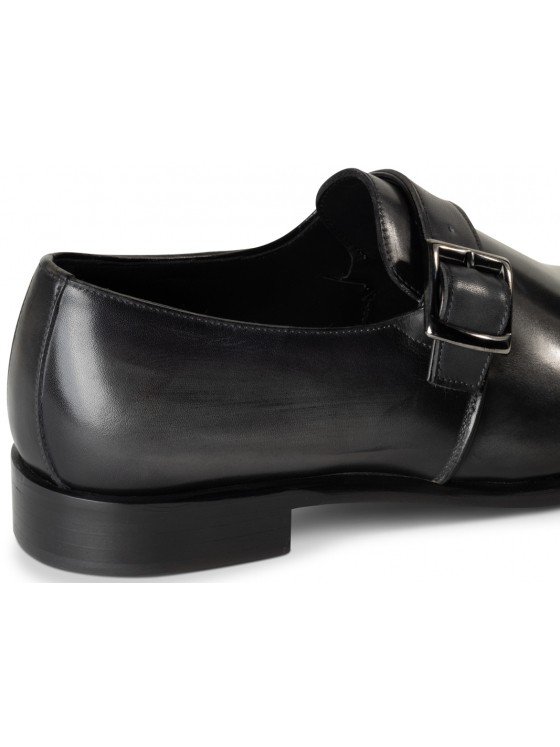 chaussure de costume richelieu en cuir patiné gris à boucle bout pointu vue de derrière avec semelle noire